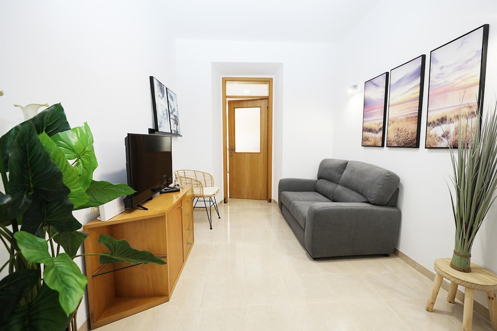Z 02 - Bedroom 2 in Gil Vicente Guest Rooms
