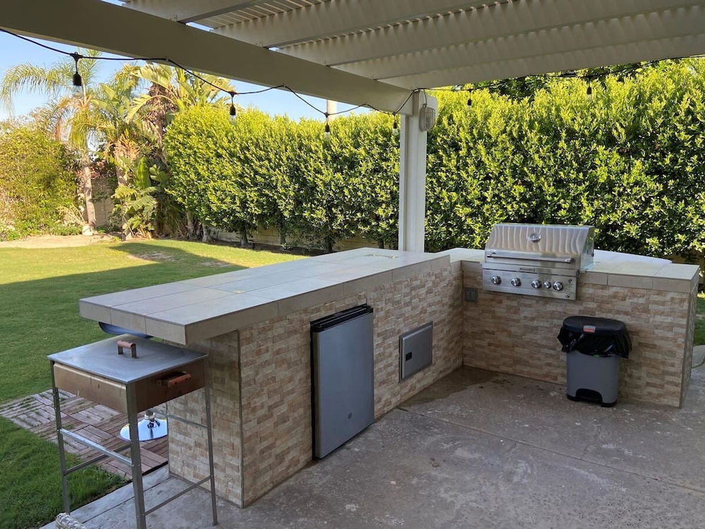 Stunning 5 Star Home Retreat Private Pool Spa BBQ 4 BR