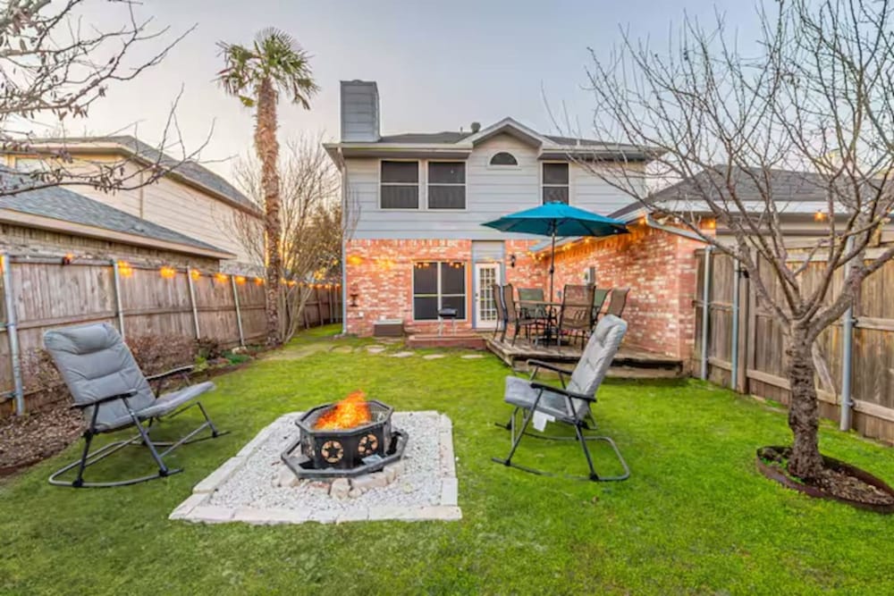 Frisco Castle 3BR Garage Parking Gated Backyard