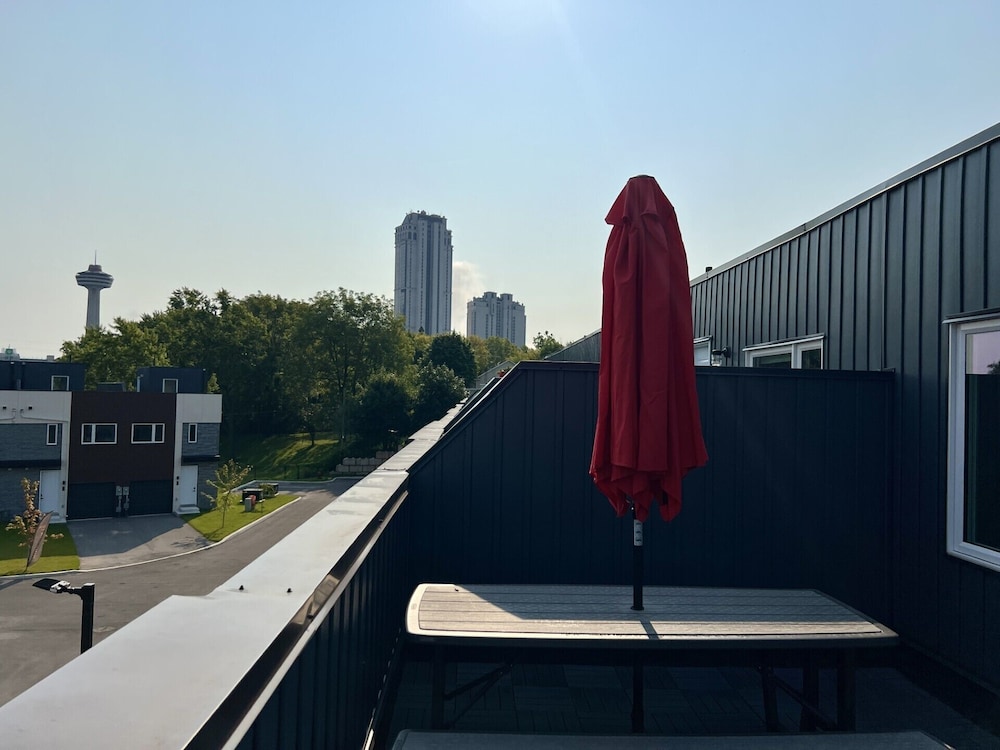 Bentley Commons Fallsview Towns