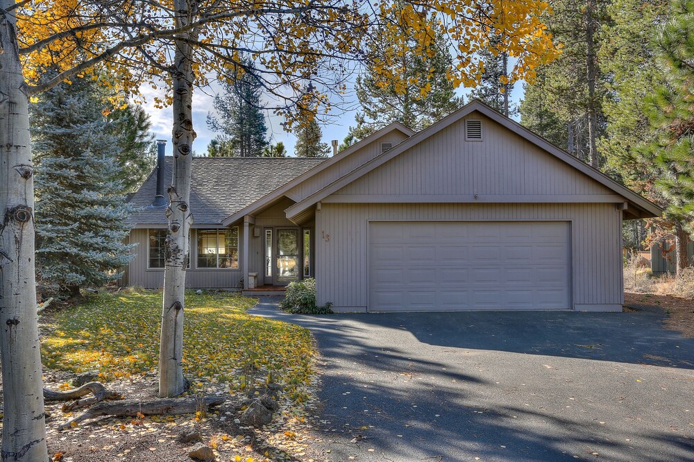 Pet-Friendly 13 Ollalie Home features Double Car Garage by RedAwning view 3