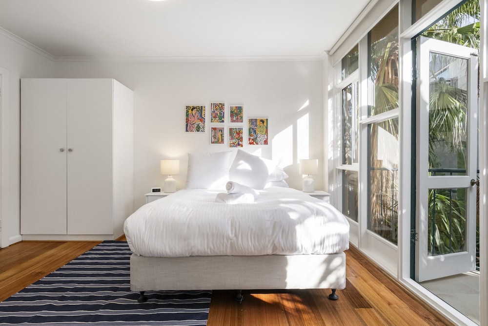 Seaside 1-bed Stay Near Cafes & Attractions