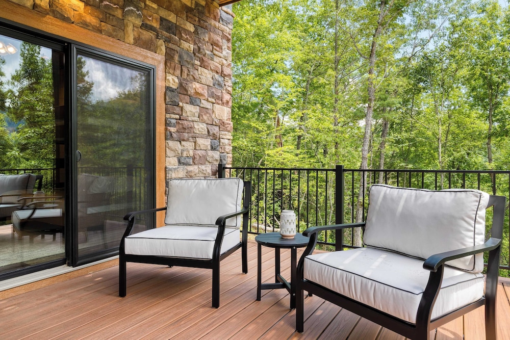 Luxe Cabin w/ Hot Tub, Views & Game Room Sleeps 10 Do Good Holler by Avantstay