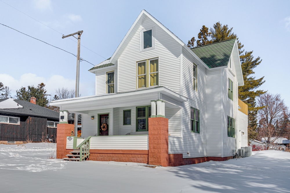 Close to Lake Superior: Walkable Washburn Charmer!