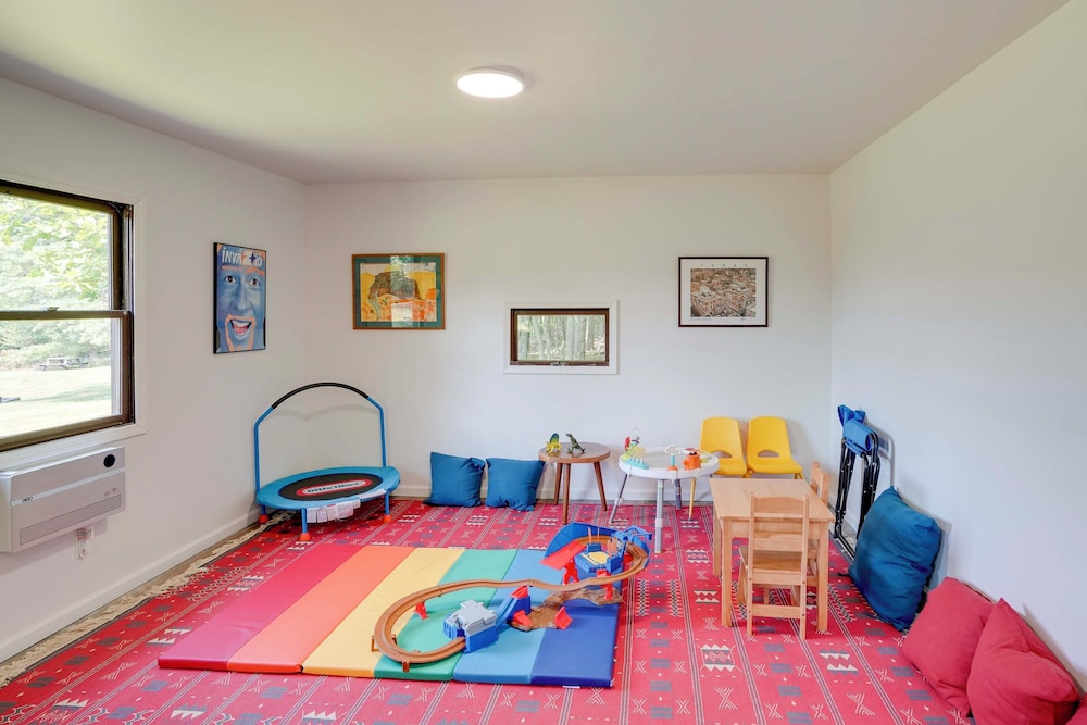 3 Mi Windham Mtn Club: Family Home w/ Yard