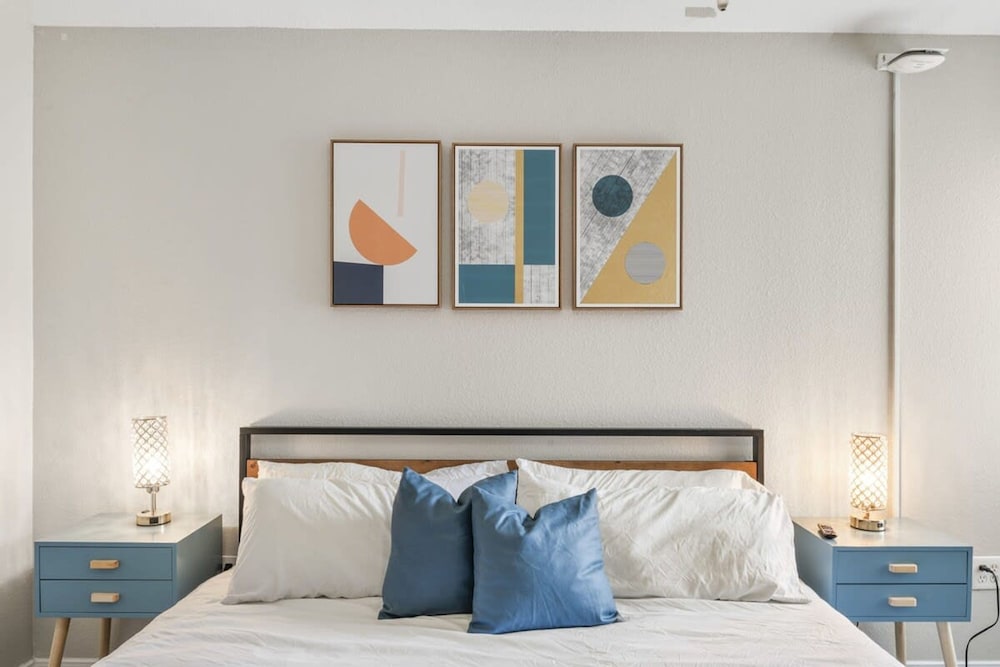 Ideal 2BR King Suite w Gym Pool Close to Downtown
