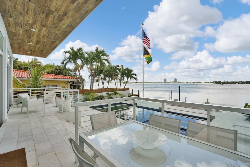 Miami Stunning Waterfront Villa Escape