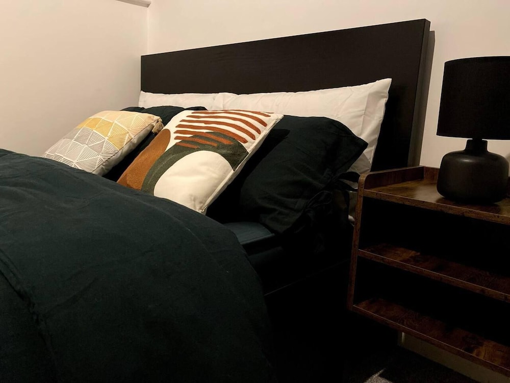 Stunning 2-bed Serviced Apartment in Swindon view 4
