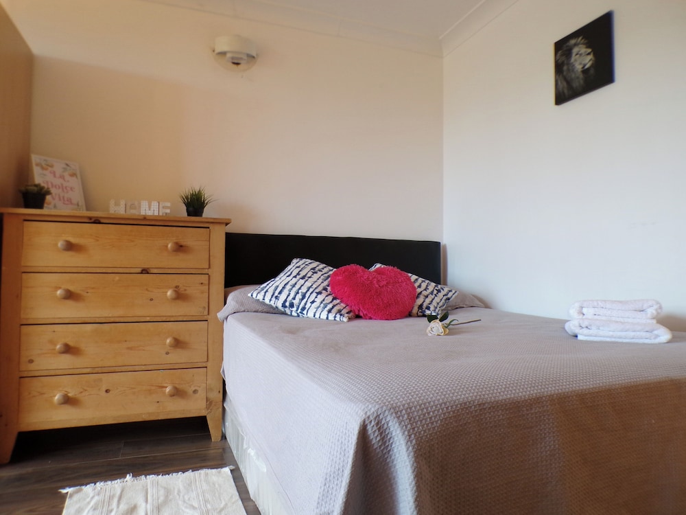Chelsea Orange Apartment Sleeps10-petsok-parking