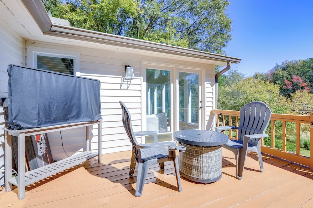 Fire Pit & Kayaks: Lake Oconee Waterfront Escape!