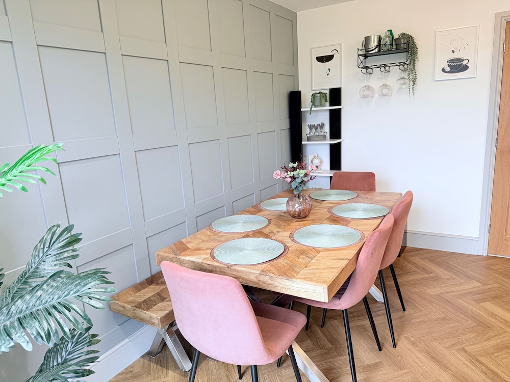 Luxury House - Sleeps up to 6 - Near Nec