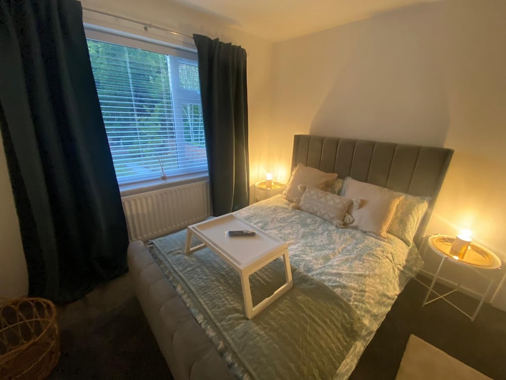 Charming 3-bed House Near Central Manchester view 3