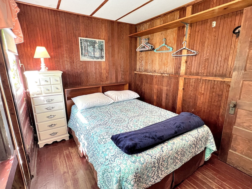 Ocean Front! Rustic Cottage Steps Away From Nubble Lighthouse And Long Sands Beach Ivy Cottage-y853 2 Bedroom Home by Redawning view 4