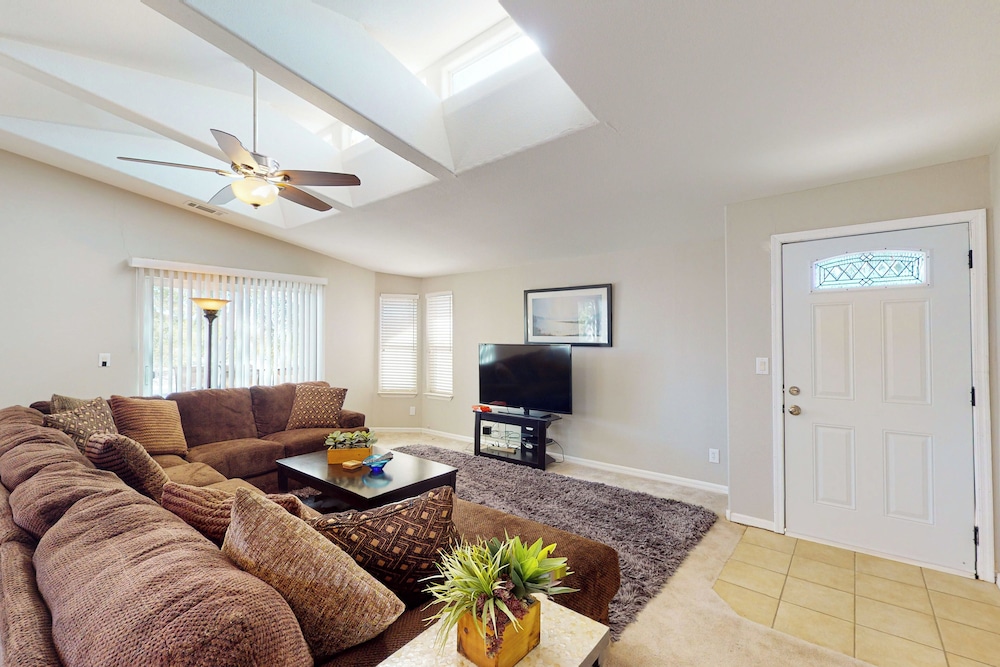 Exclusive 3BR w/ Pool, Hot Tub, W/d, & Clubhouse