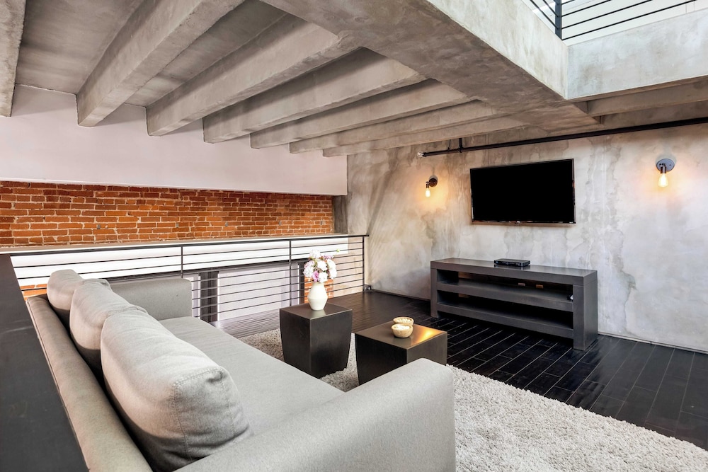 Skyline Lofts by Avantstay: a Multi-level Industrial-chic Retreat in Dtla With Rooftop Views, Soaring Ceilings & Steps to Dining, Music & Culture