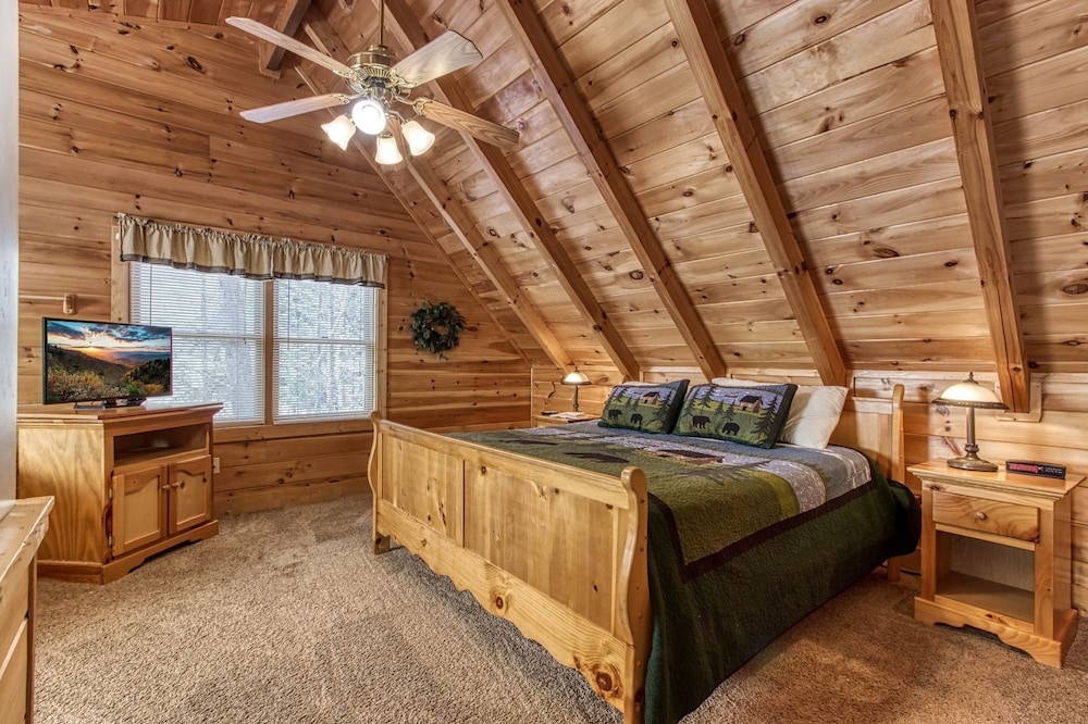 Er6 - On Eagles' Wings - Great Location. Close To All The Action! 6 Bedroom Cabin by RedAwning view 4