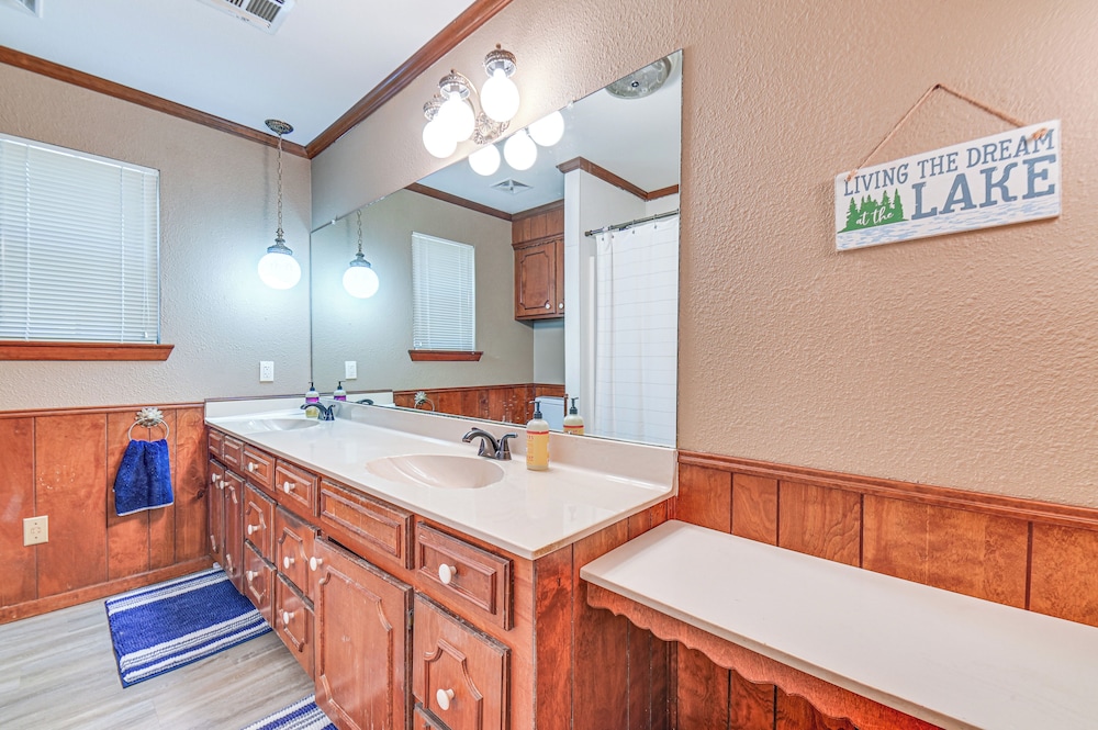 Home w/ Lake Texoma View, Game Room & Bar