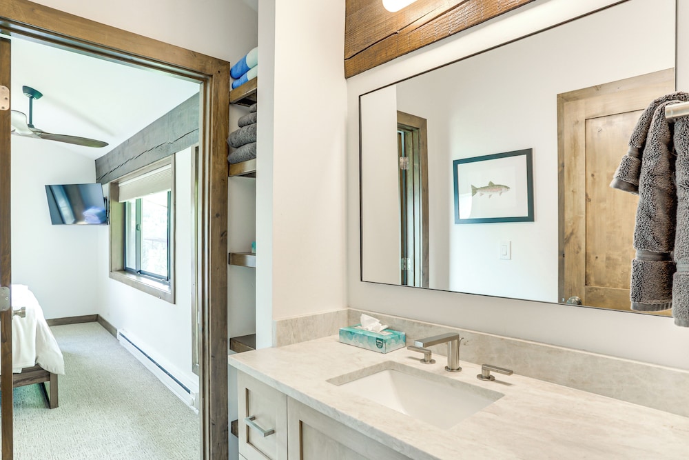 Sauna & Ski Shuttle Access: Mtn-view Condo in Avon