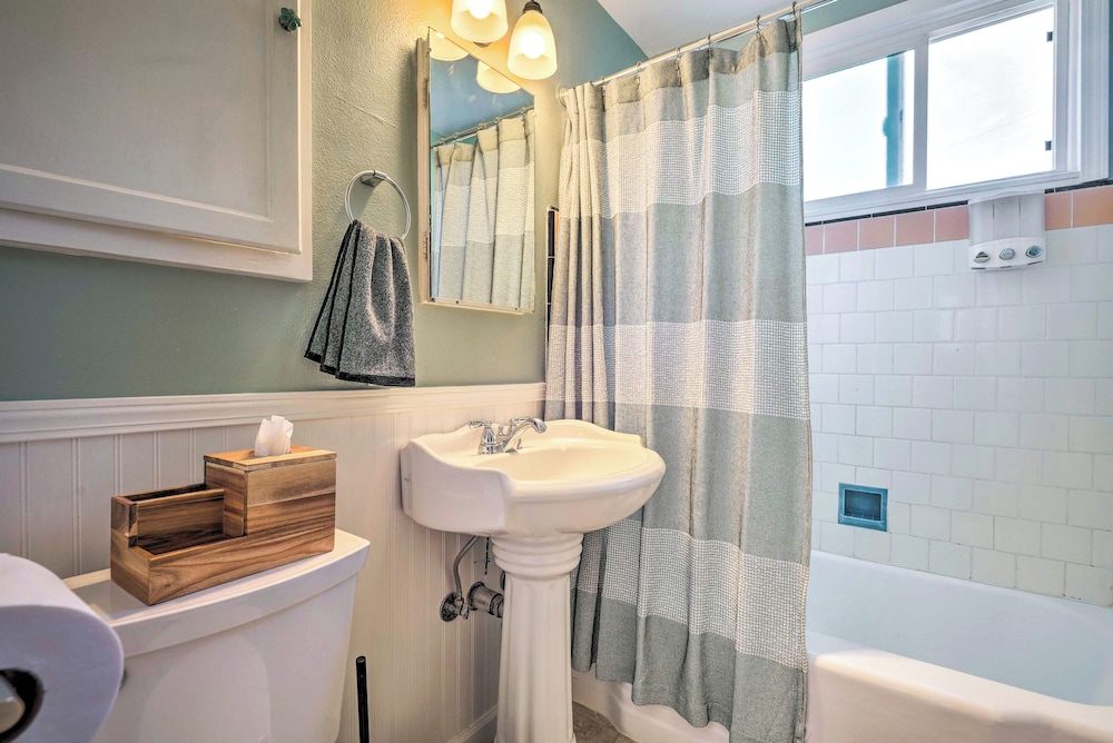 Burbank Vacations - Stylish Modern Burbank Gem w/ Private Yard! - Property Image 1