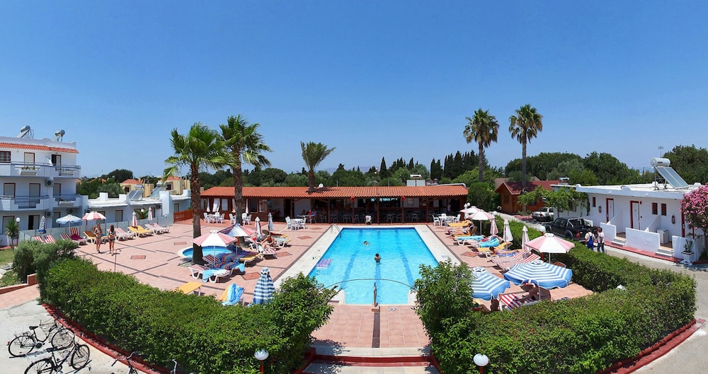 Sandy's Studios Apartments & Log Villas