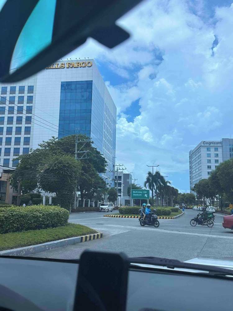 Luxurious Studio in Mckinley Hill With City View