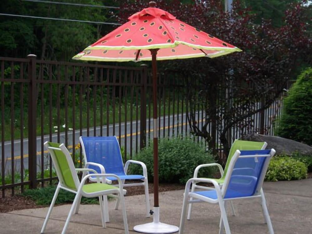 Tall Pines Motel