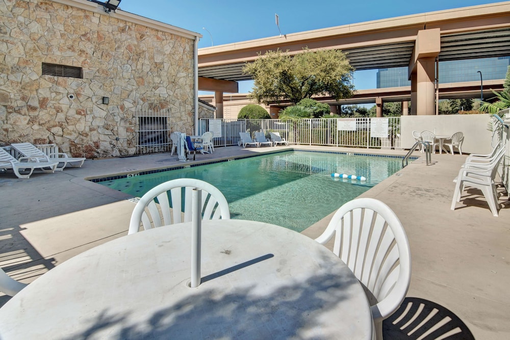 Motel 6 Dallas, TX - Forest Lane