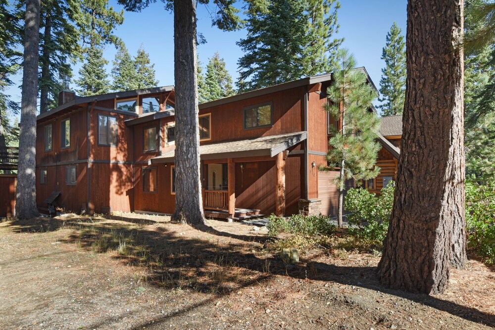 Lake Tahoe Treasure! Minutes From Beach & Skiing