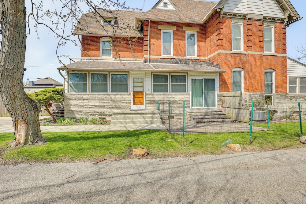 Walk to Medina Public Square: 1880 Historic Home