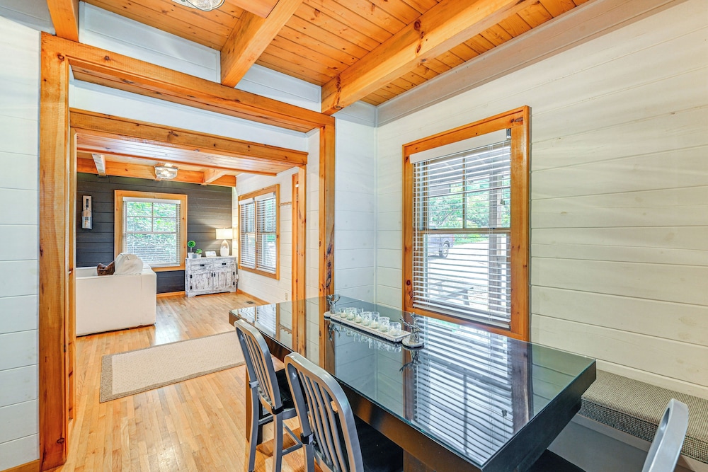 Cashiers Cottage w/ Screened Porch & Trail Access!