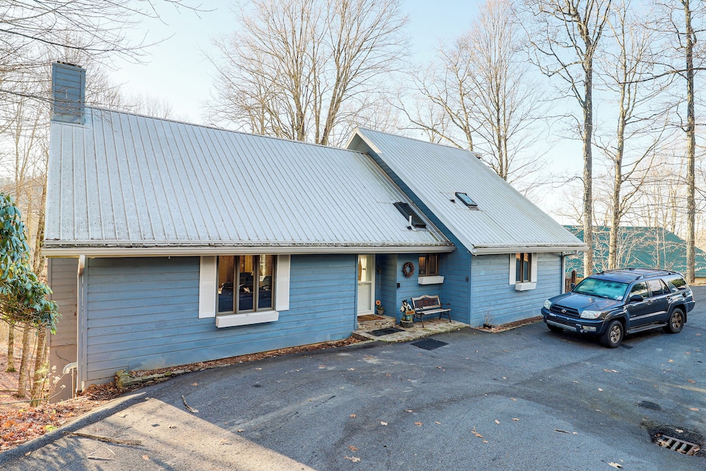 2 Mi to Ski Slopes! Mtn-view Home in Mars Hill