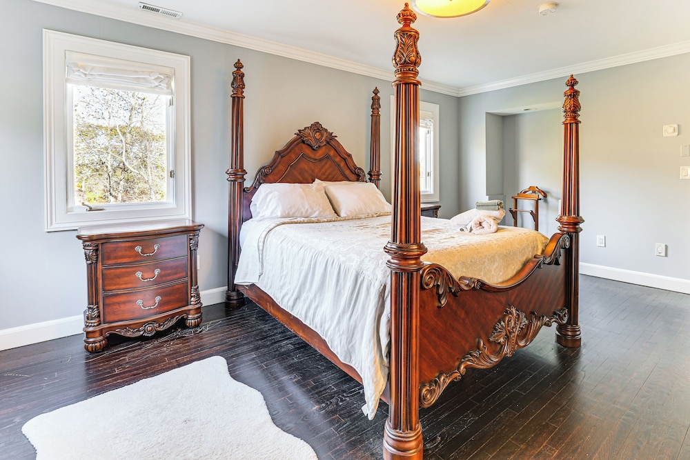 High-end Estate in Norwalk: Quiet & Spacious!