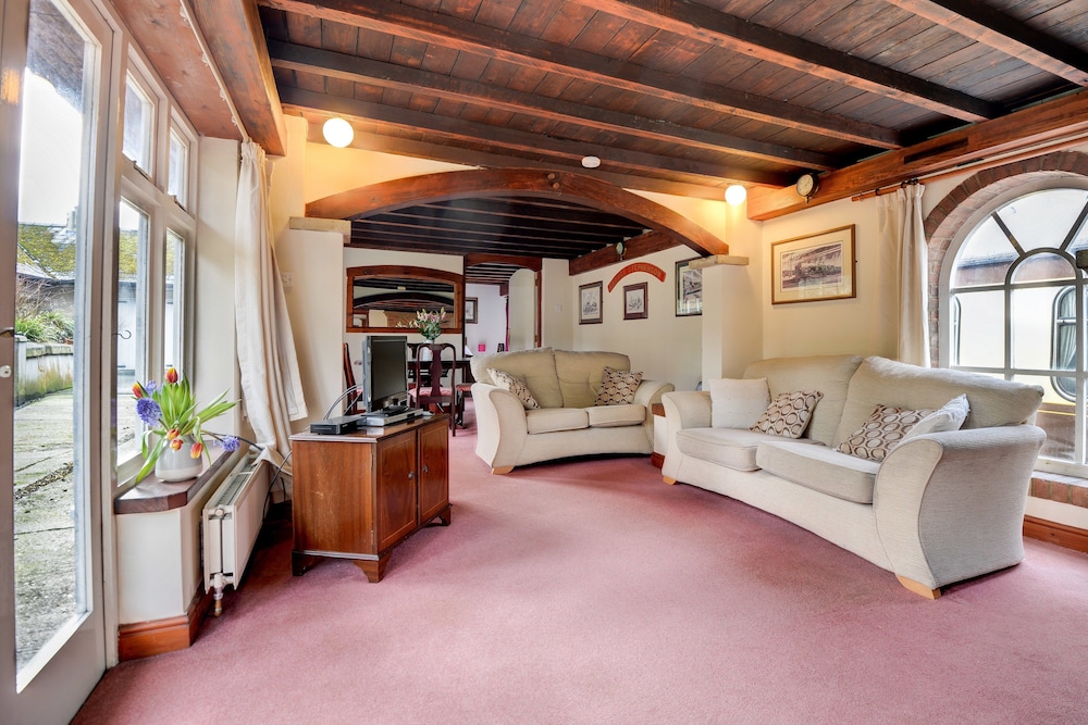 Holiday Cottages and North Star Apartment