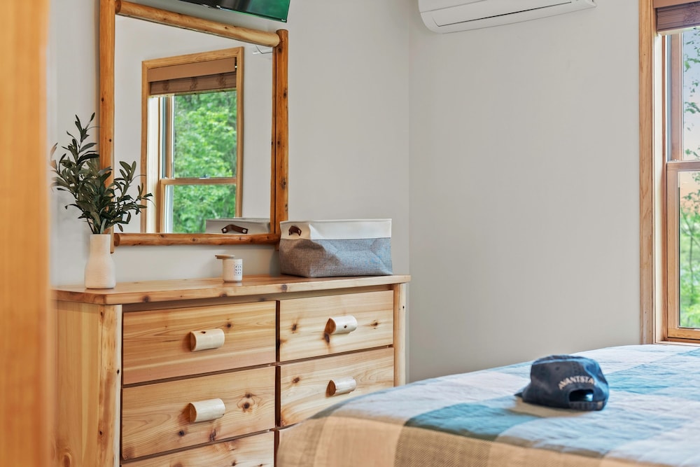 Bluejay Getaway by Avantstay Walk to Lake 7bdr Hot Tub Pool Table