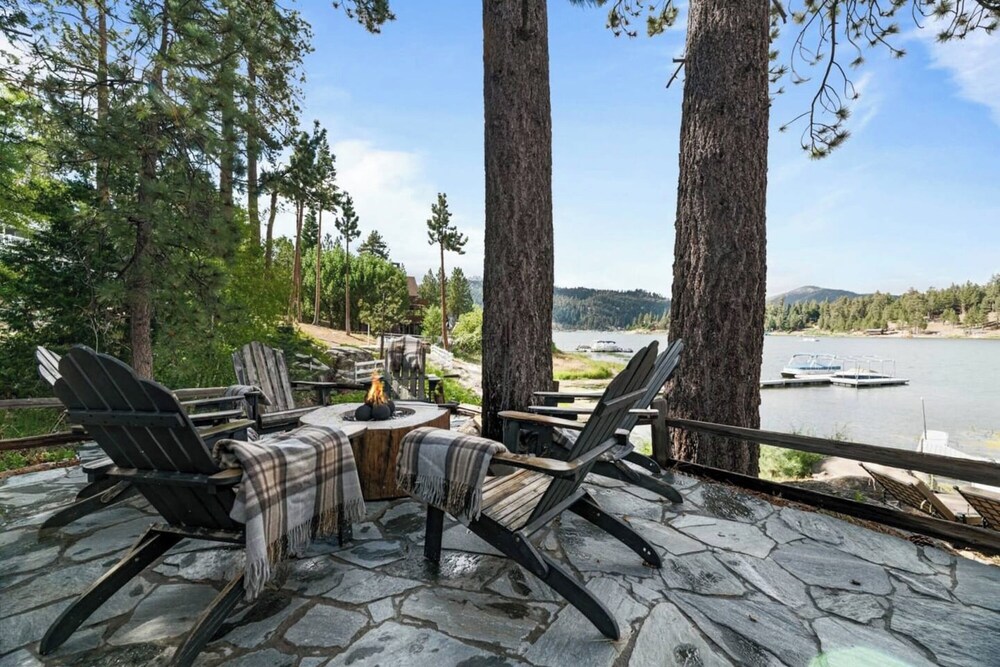 Stunning Lakefront Dock Views -Black Fox