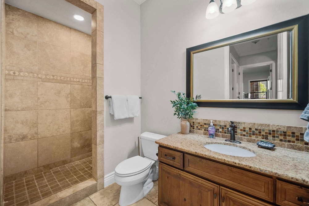 Pool & Sunshine Retreat - Resort-style Amenities