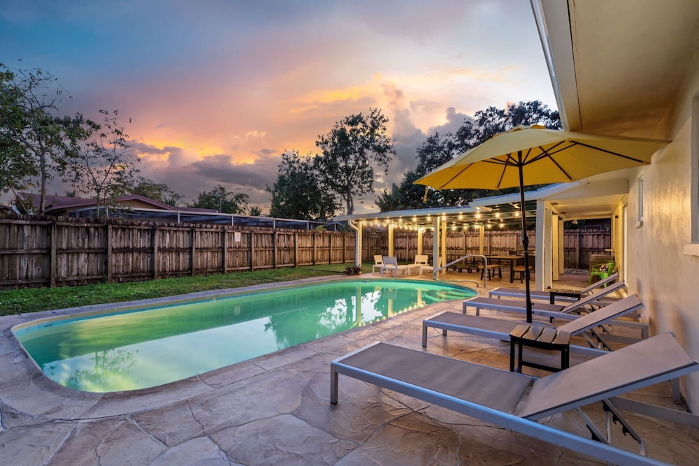 4BR With Private Pool and Game Room - Prime Location