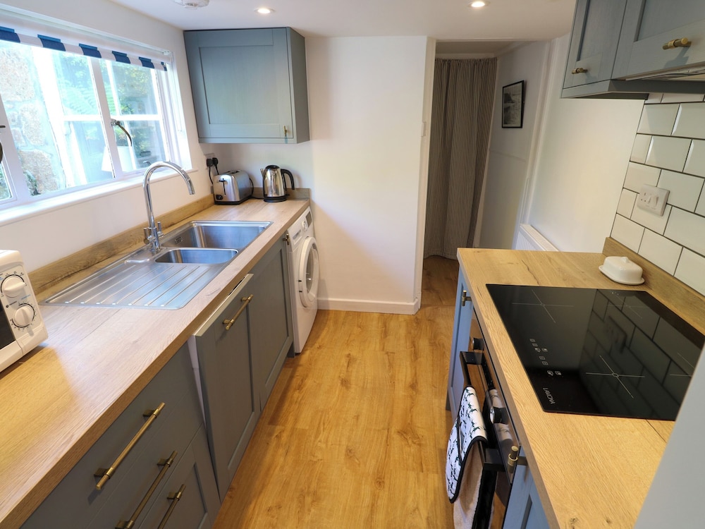 6 Bellair Road