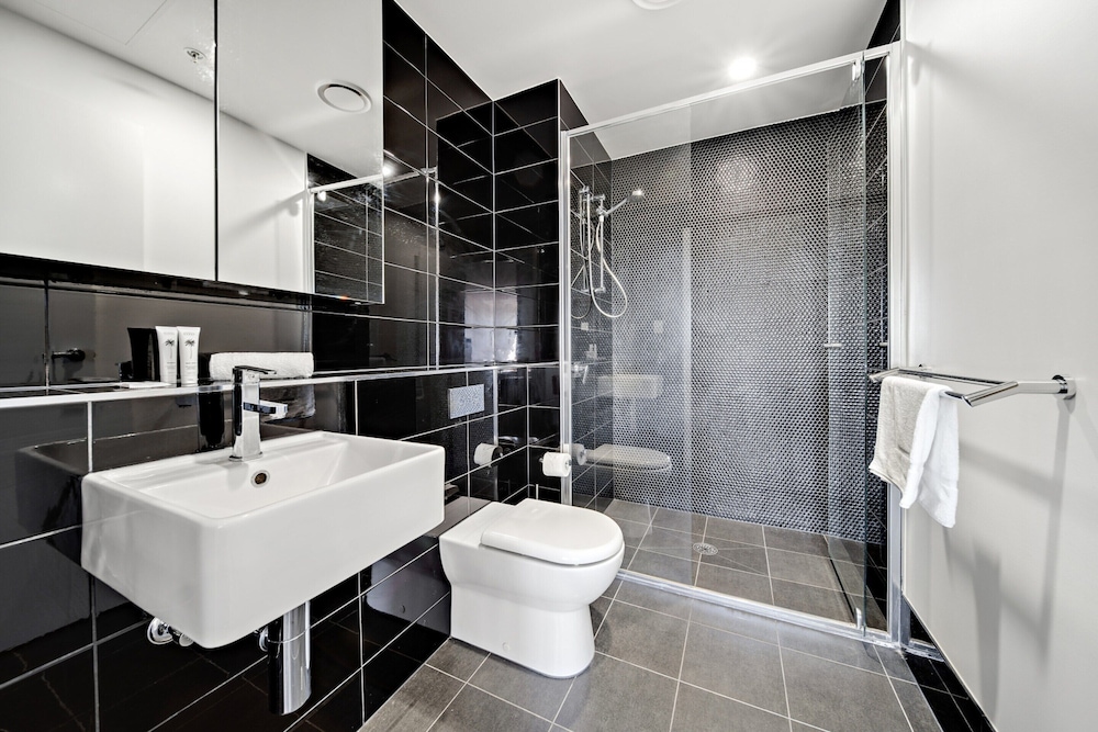 Chic 1-bed With Stunning Lake View & Indoor Pool
