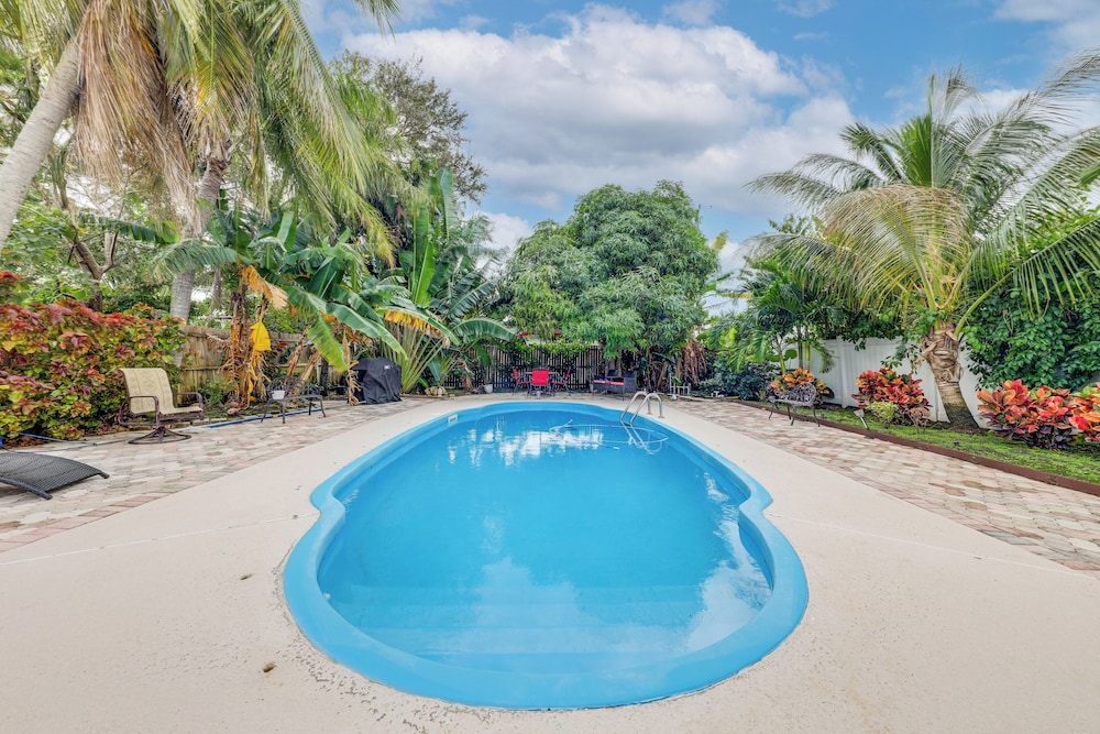1 Mi to Beach: Sunny Lantana Cottage w/ Pool!