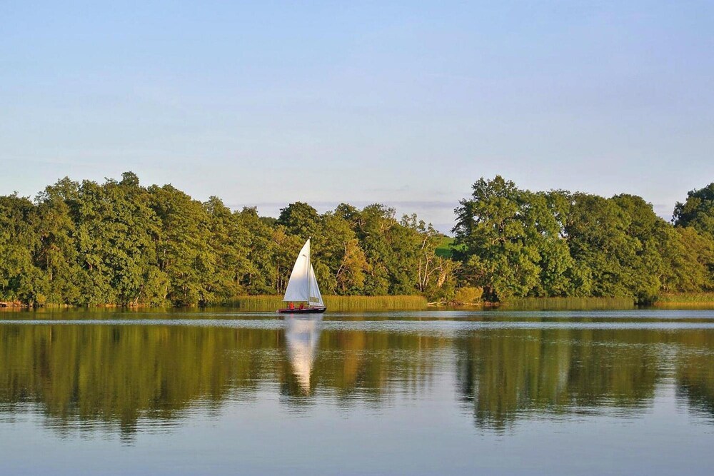 Bungalow am See mit Ruderboot in Klein Labenz
