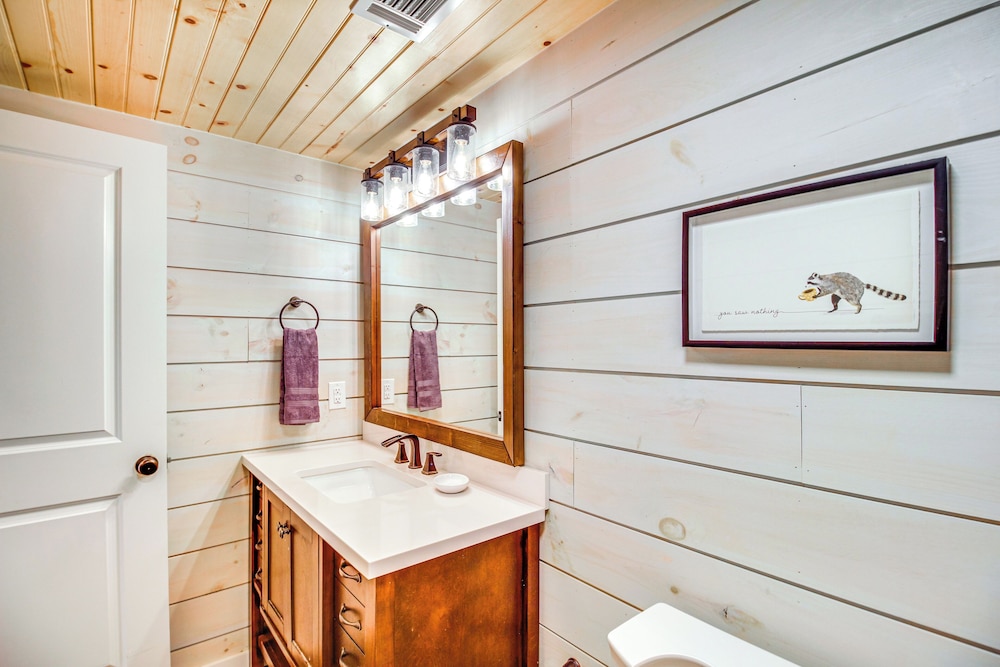 Hot Tub & Movie Room: Updated Cabin in Ellijay!