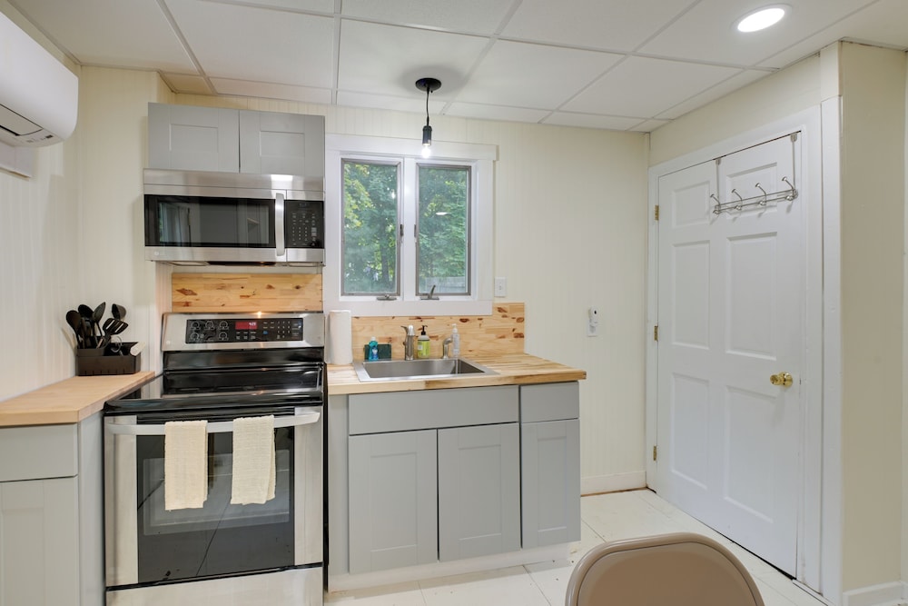 Walk to Harbor: Pet-friendly Apt in Sorrento!
