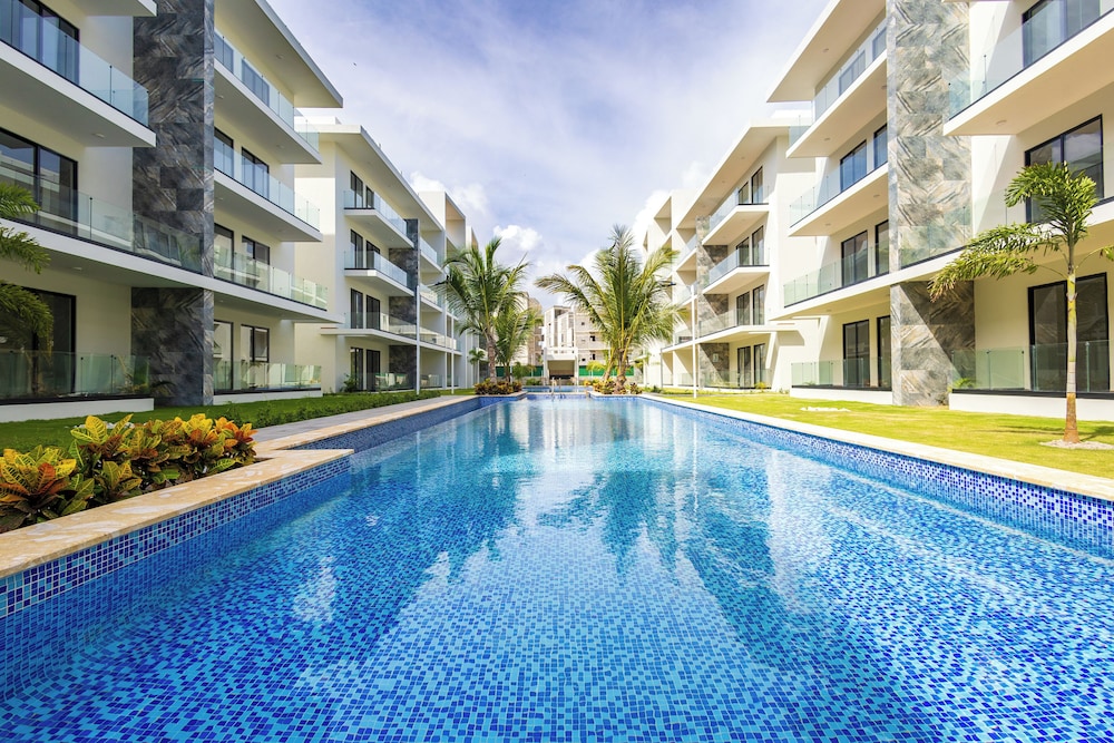 Tropical 2BR Retreat - Terrace, BBQ and Pool