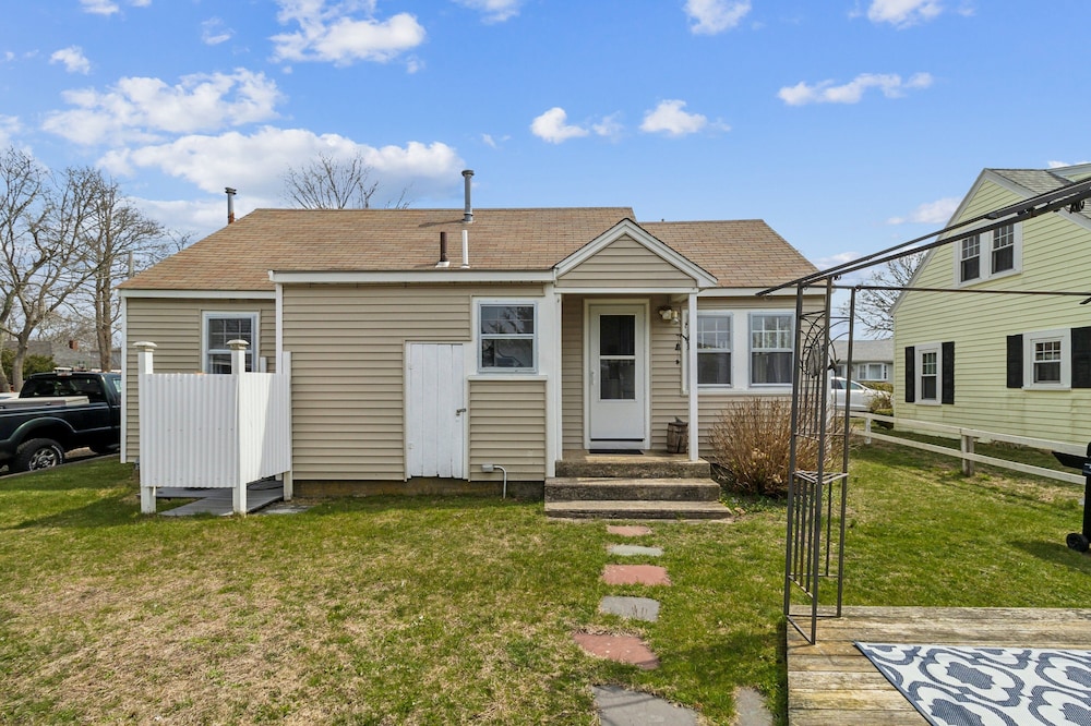 Coastal Cottage Retreat Steps From The Beach 2 Bedroom Cottage