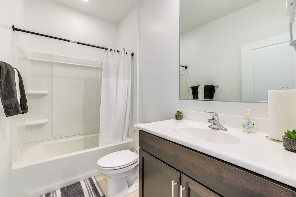 4 Mi to South Mountain Park: Phoenix Area Home