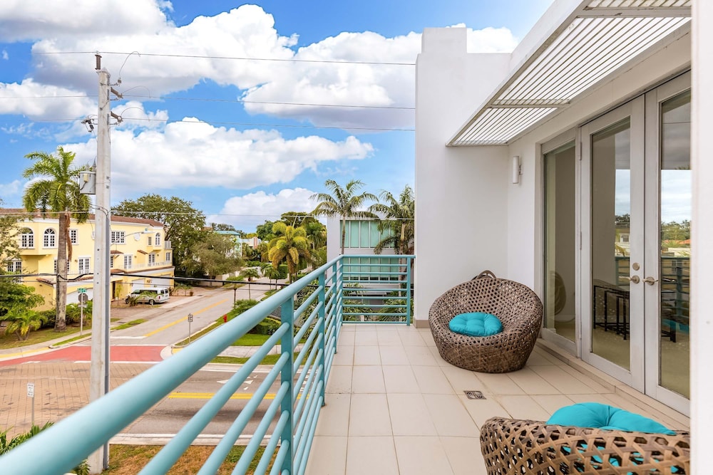 NEW 3-story Townhome With Pool Room Expansive Balcony Seconds Away From Las Olas