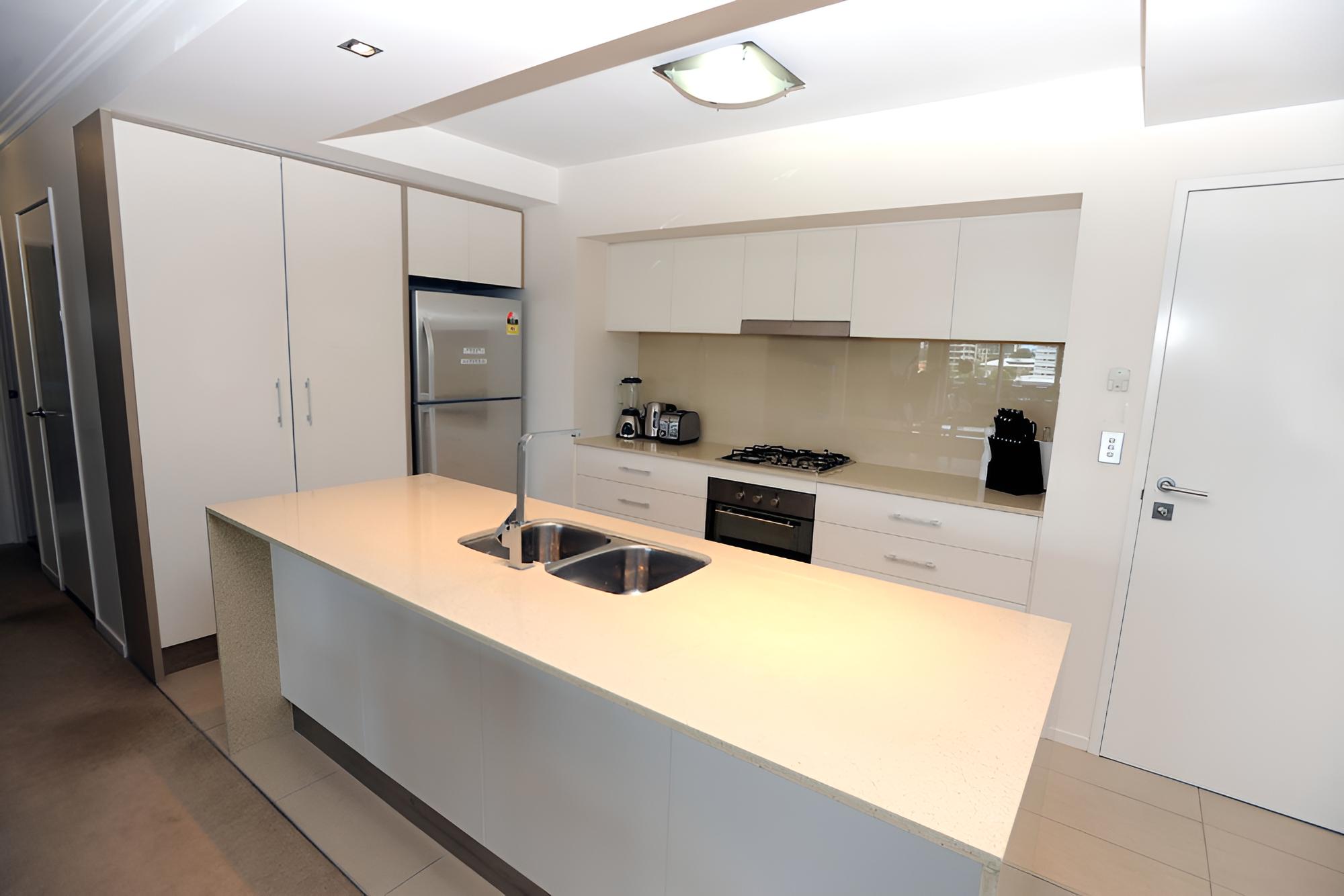 Surfers Paradise Suite with Pool and Spa
