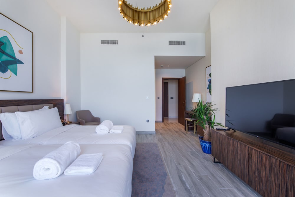 Maison Privee - Chic Coastal Escape w/ Sea Views on Palm Entry