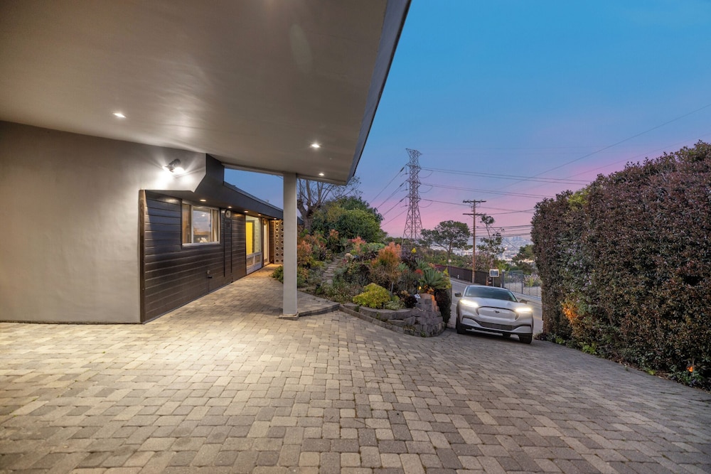 Mulholland View - Mid-century Modern Escape w/ Infinity Pool